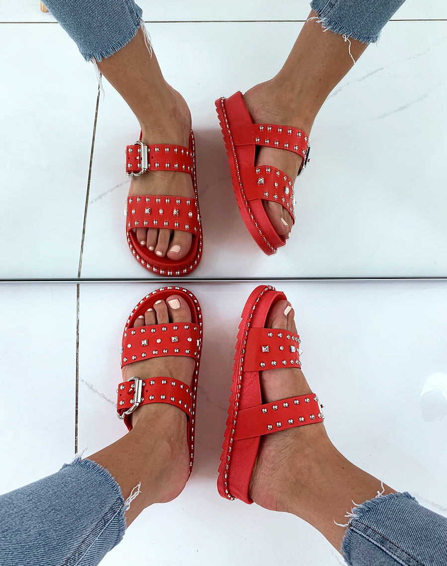 Sandales cloutés rouge à boucle