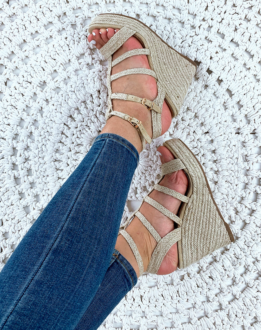 Sandales compensées beige raphia