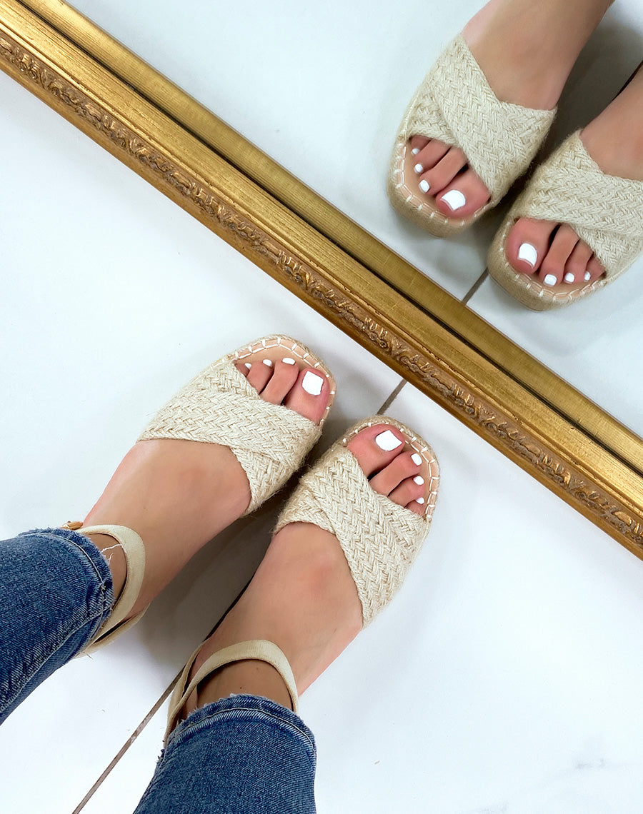 Sandales compensées beiges à bride croisées