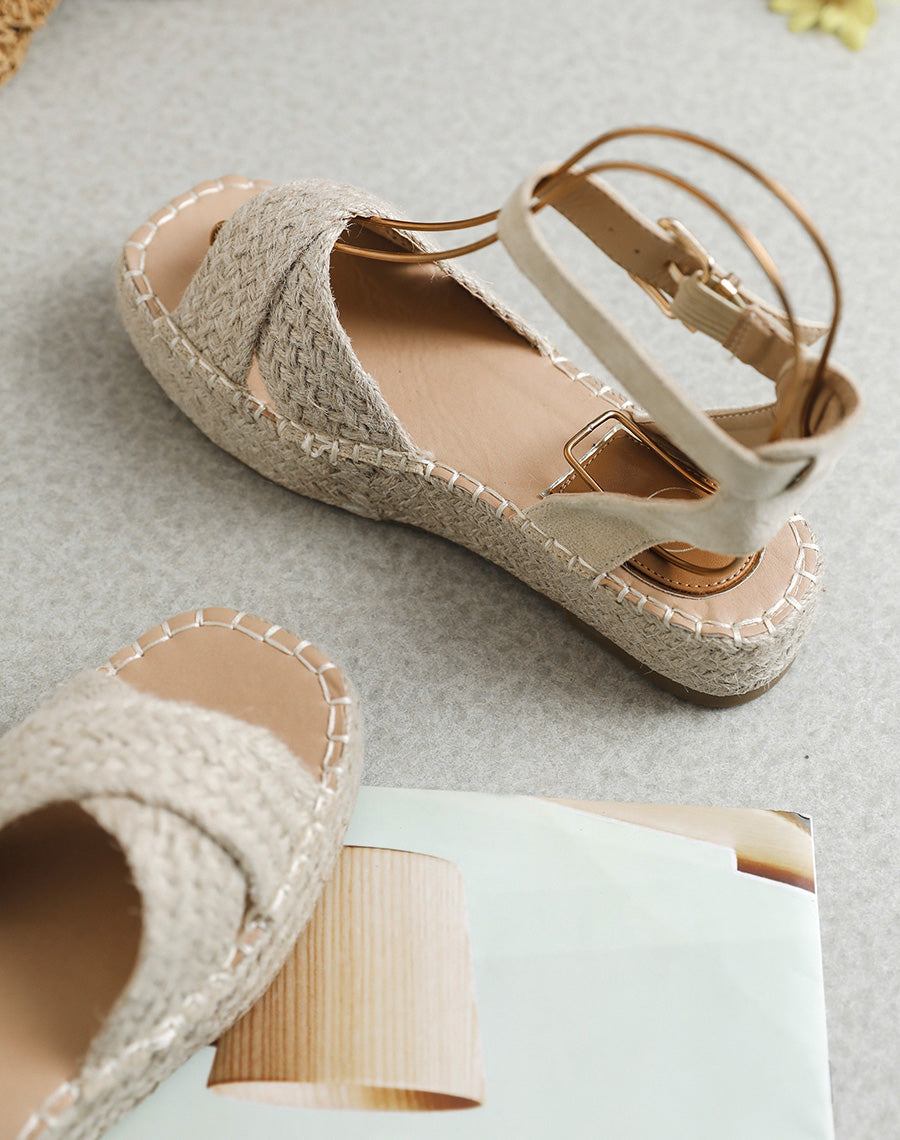 Sandales compensées beiges à bride croisées