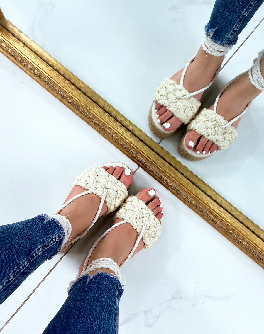 Sandales compensées beiges à bride épaisse tressée à lacet