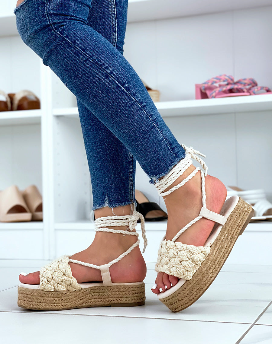 Sandales compensées beiges à bride épaisse tressée à lacet