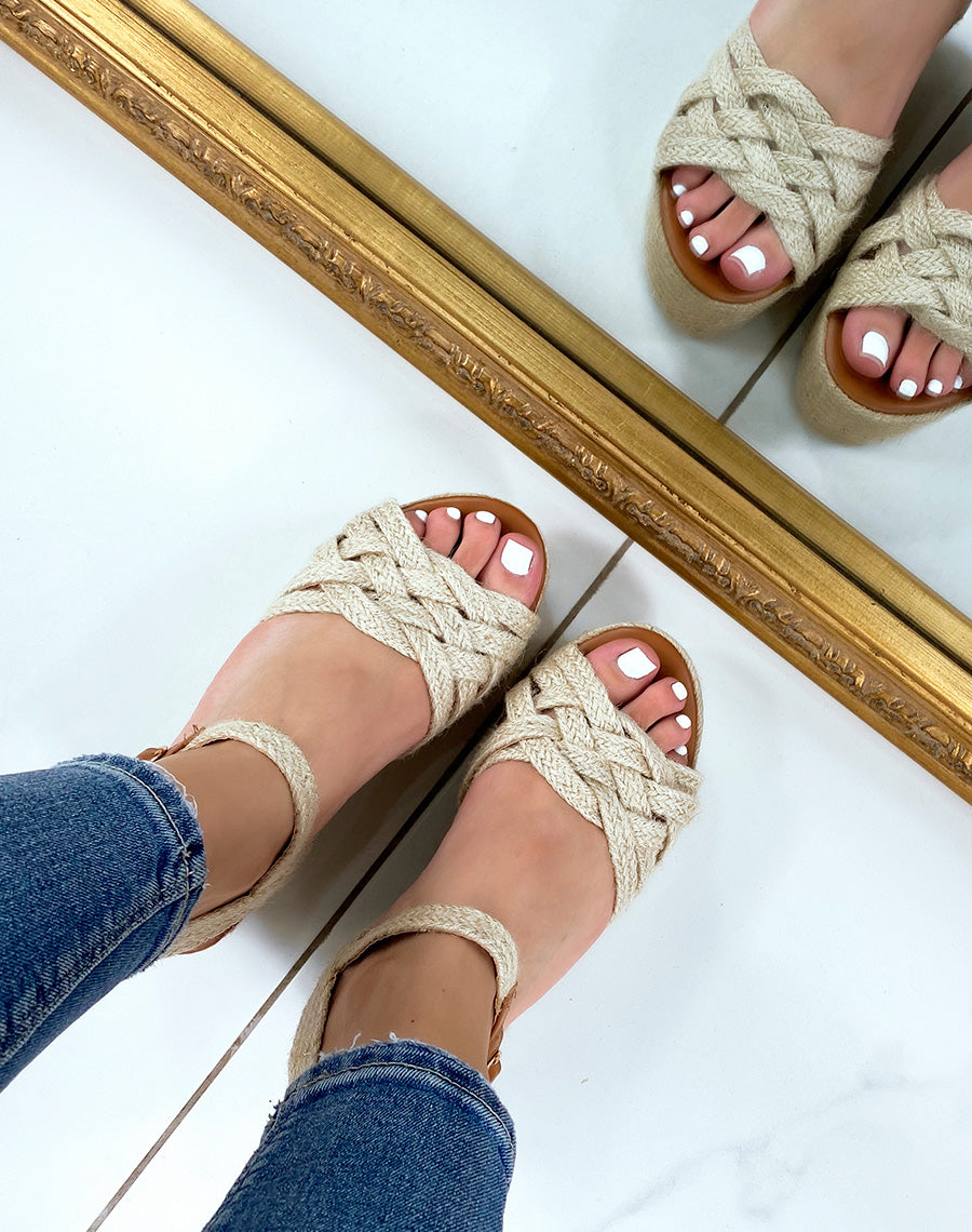 Sandales compensées beiges à bride style corde croisée et semelle épaisse