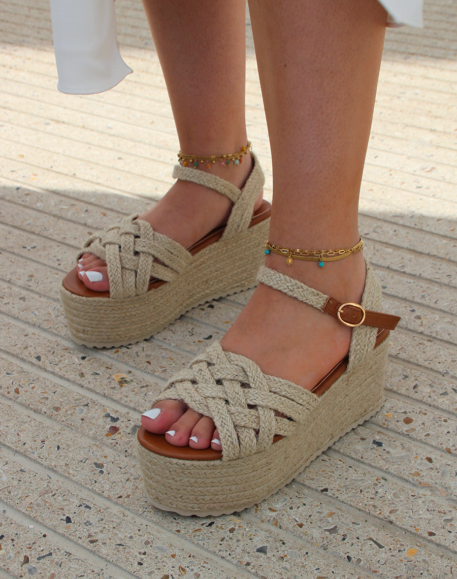 Sandales compensées beiges à bride style corde croisée et semelle épaisse