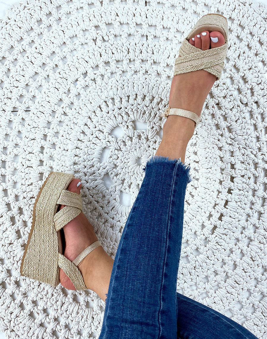 Sandales compensées beiges à brides croisées larges tressées