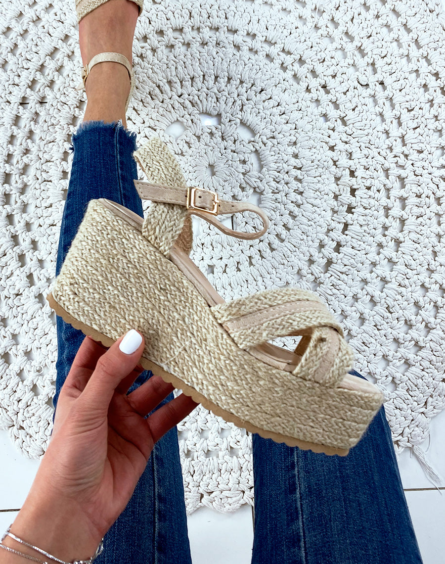 Sandales compensées beiges à brides croisées larges tressées