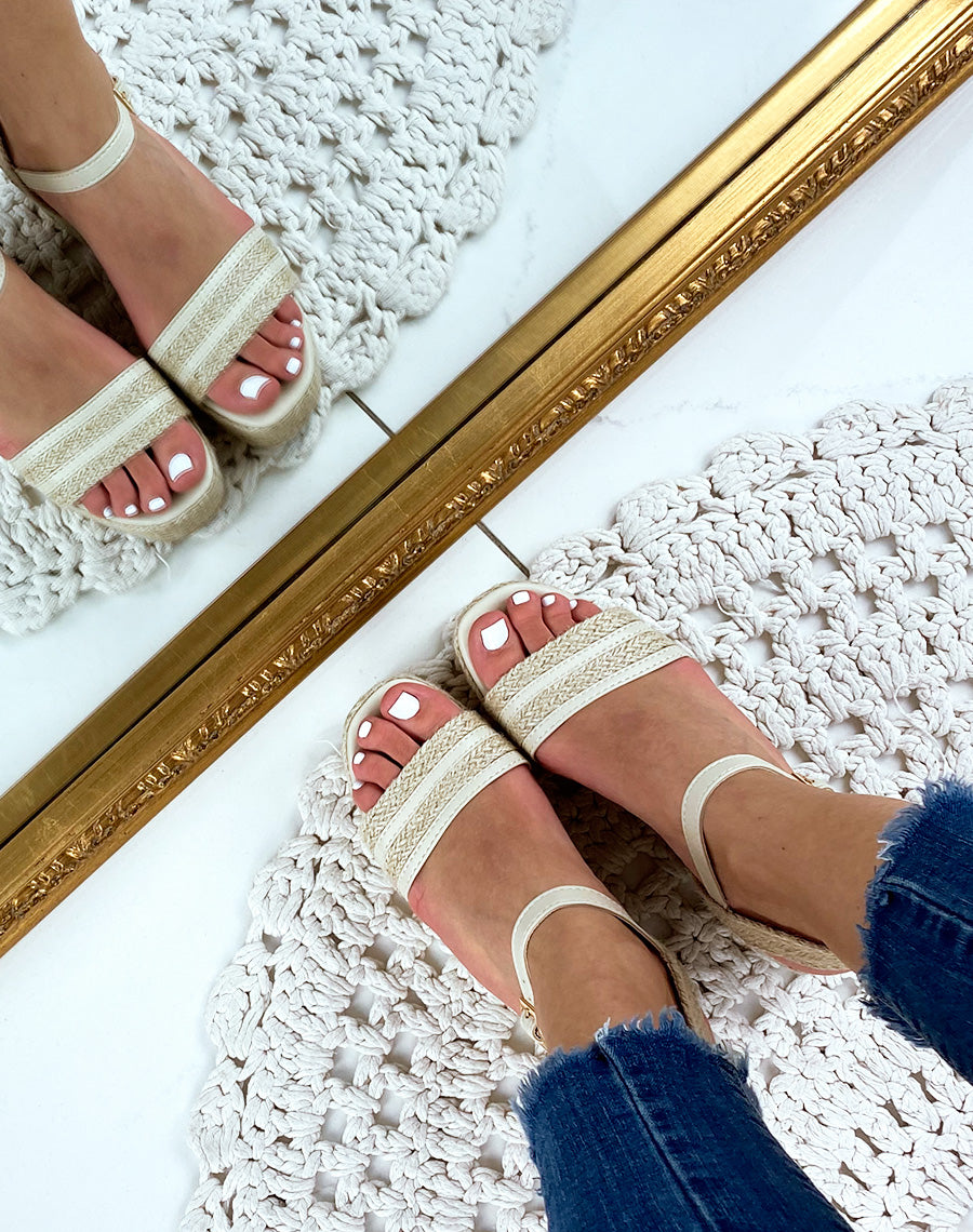 Sandales compensées beiges à brides larges tressées