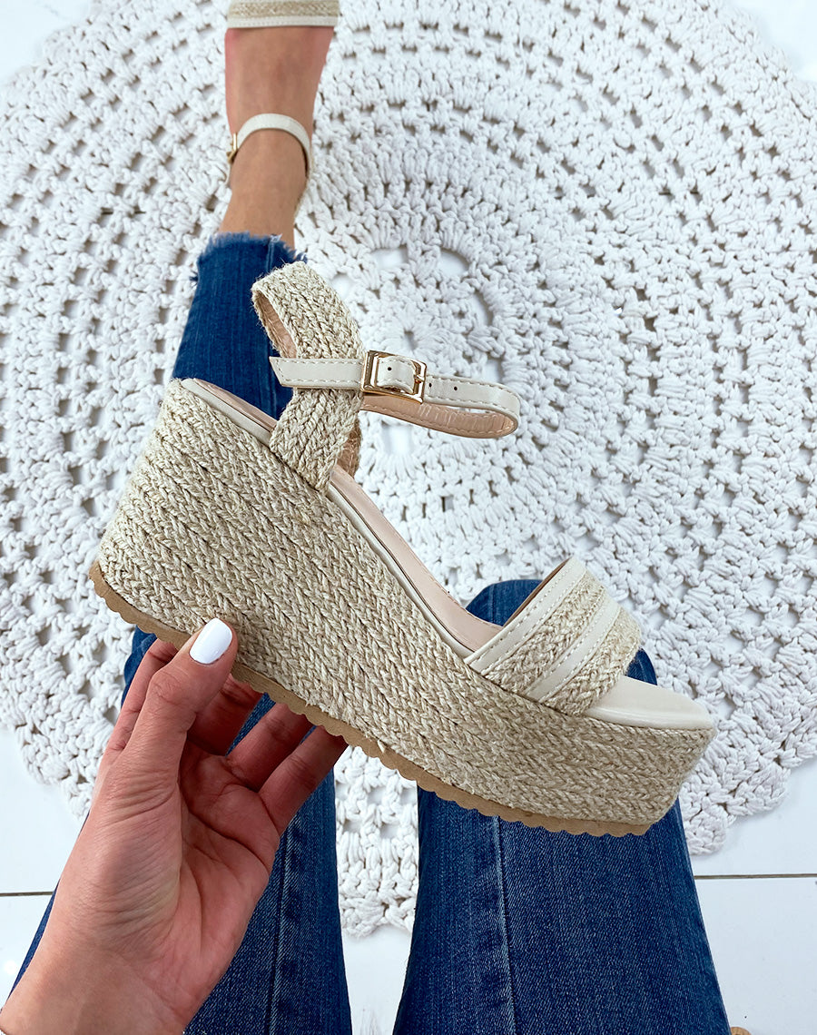 Sandales compensées beiges à brides larges tressées