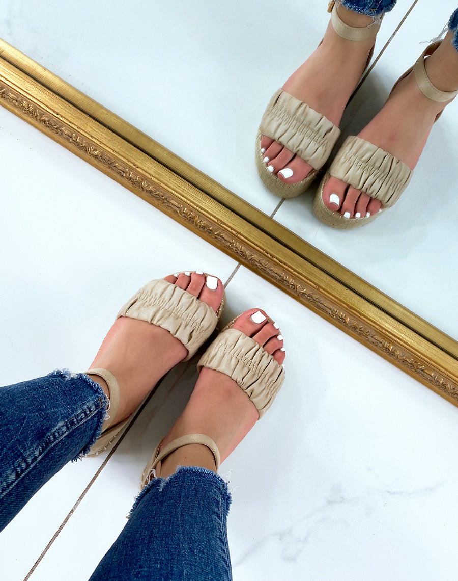 Sandales compensées beiges en suédine à bride épaisse plissée