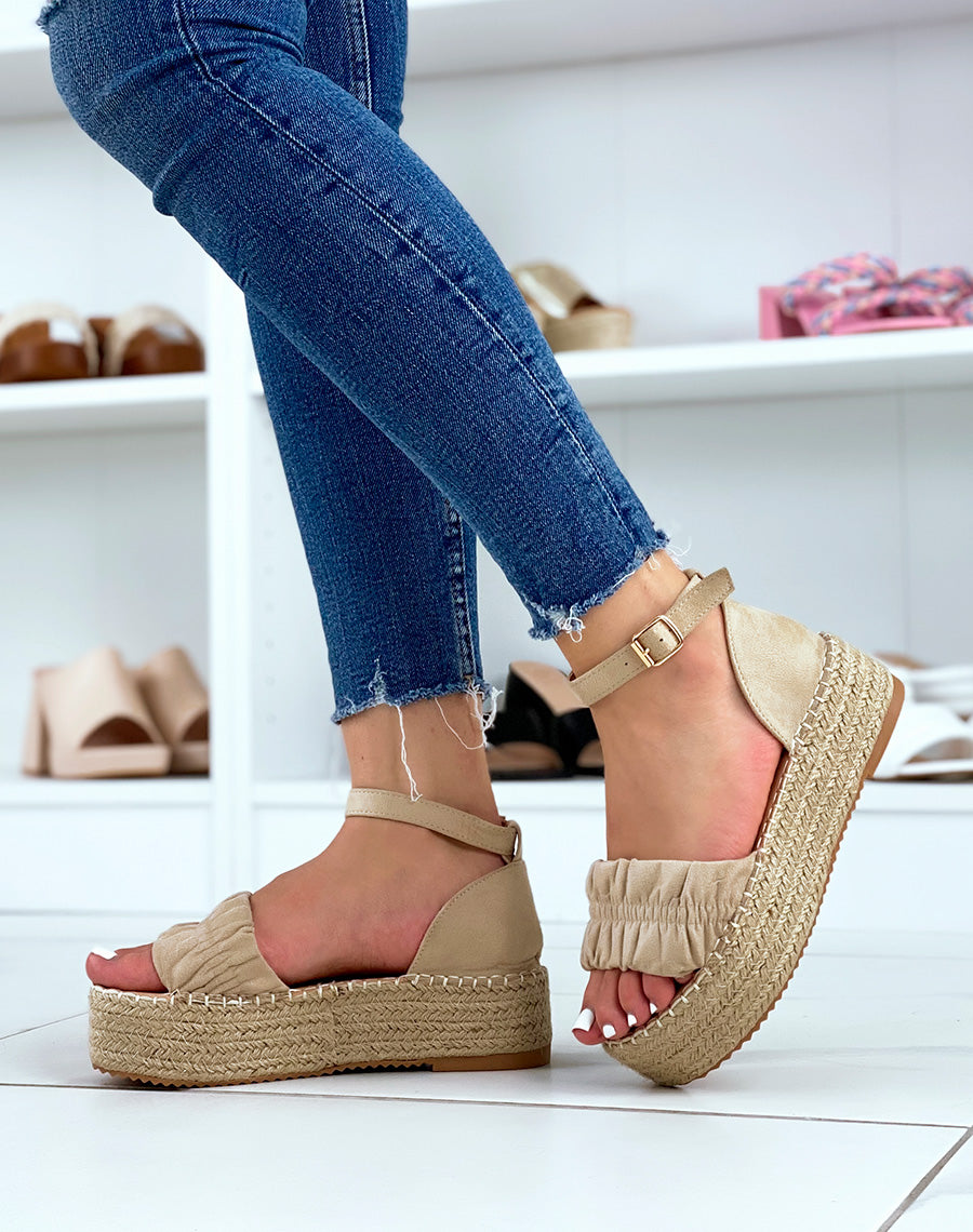 Sandales compensées beiges en suédine à bride épaisse plissée