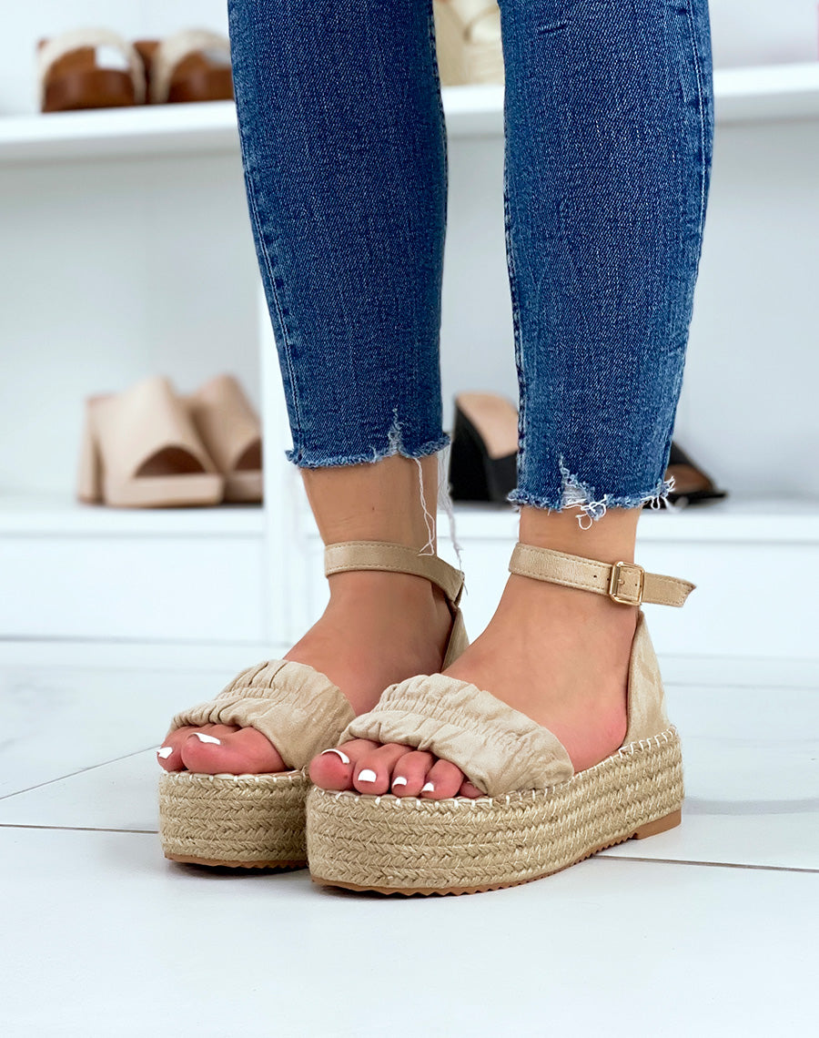 Sandales compensées beiges en suédine à bride épaisse plissée