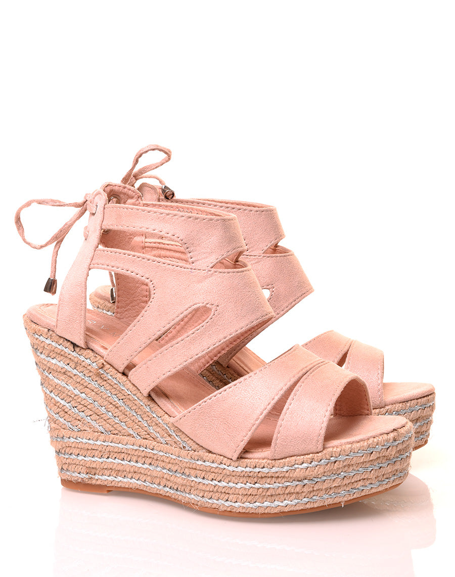 Sandales compensées beiges en suédine à détails argentés et lacets