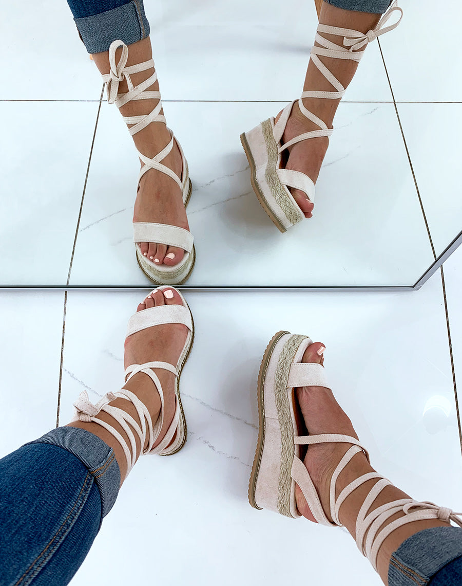 Sandales compensées beiges et en osier à lacets