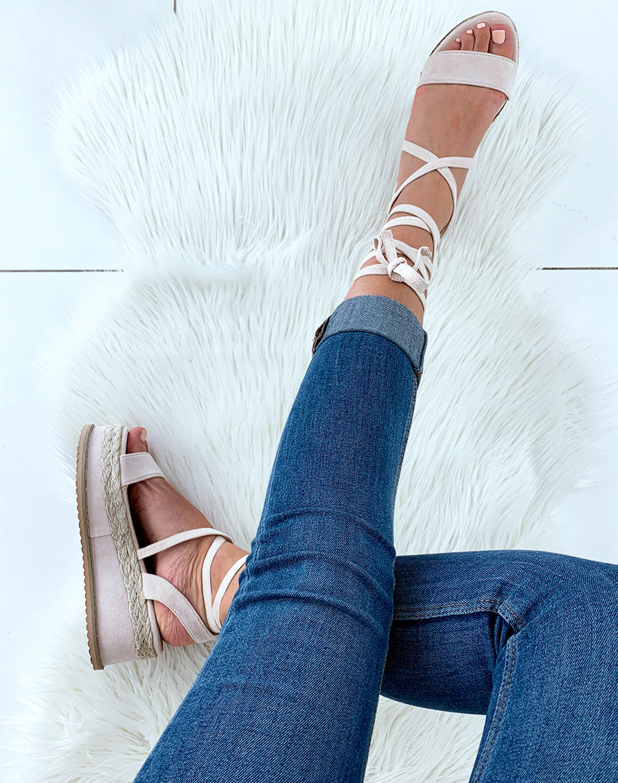 Sandales compensées beiges et en osier à lacets