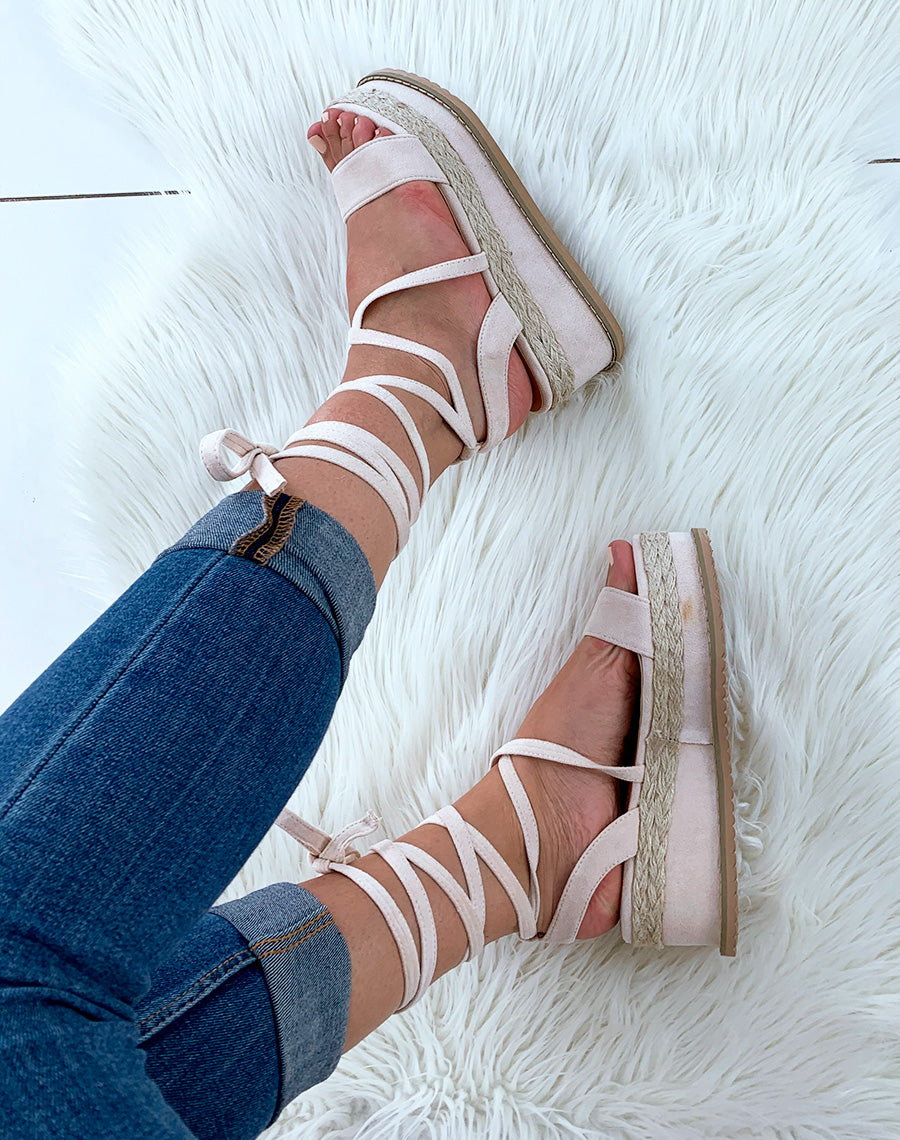 Sandales compensées beiges et en osier à lacets