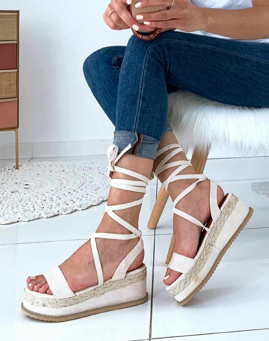 Sandales compensées beiges et en osier à lacets