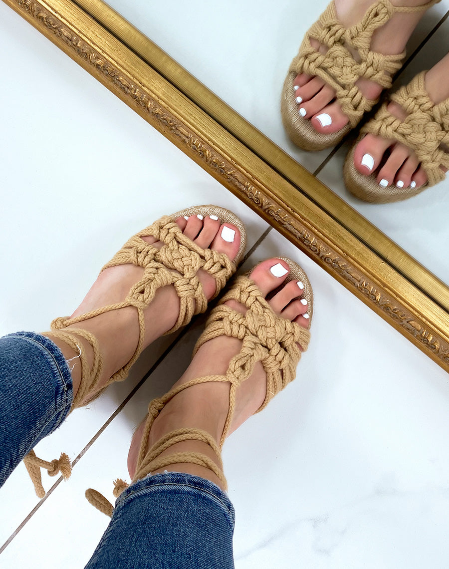 Sandales compensées beiges nouées avec de larges cordes