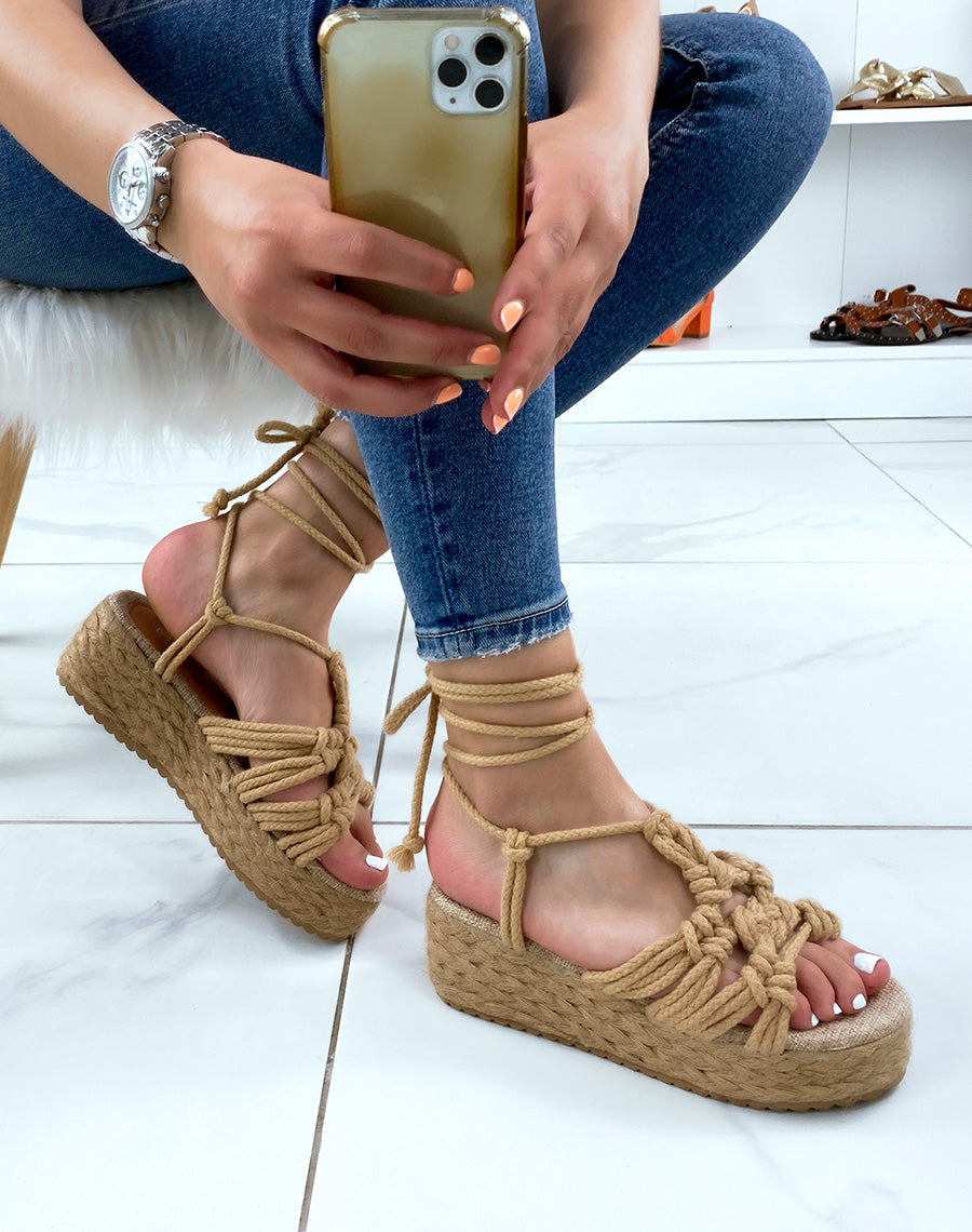 Sandales compensées beiges nouées avec de larges cordes