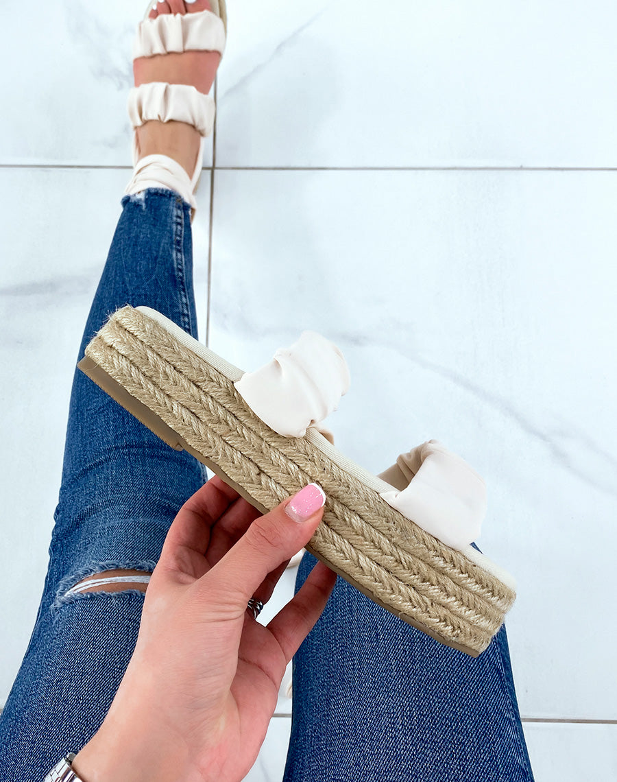 Sandales compensées beiges plates à brides plissées