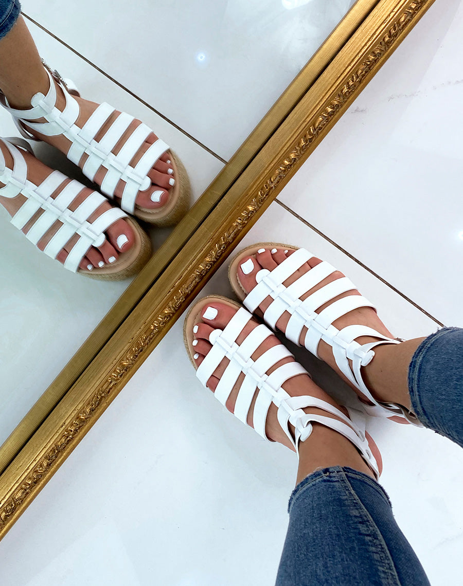 Sandales compensées blanches à multiples lanières