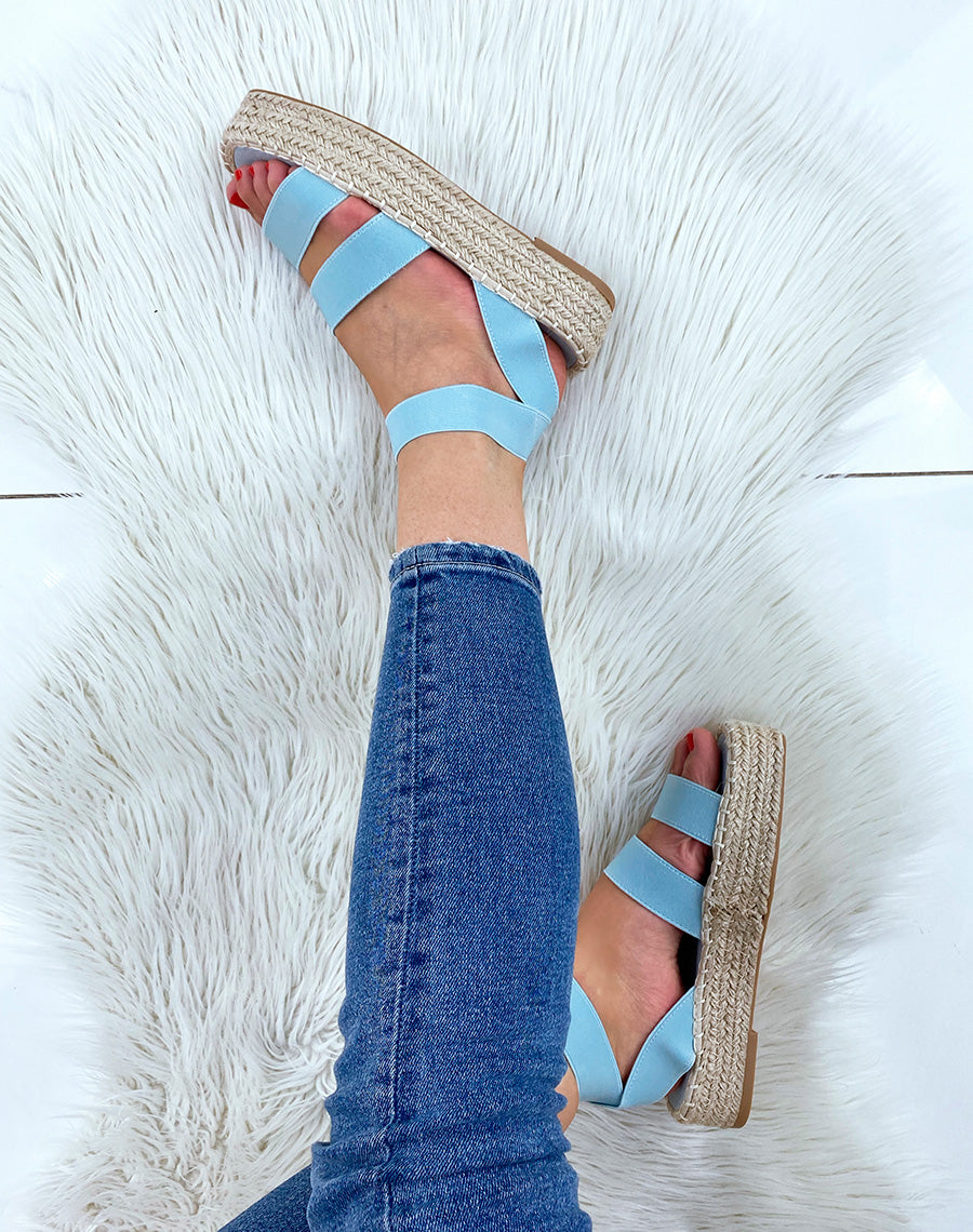 Sandales compensées bleues à brides élastiques