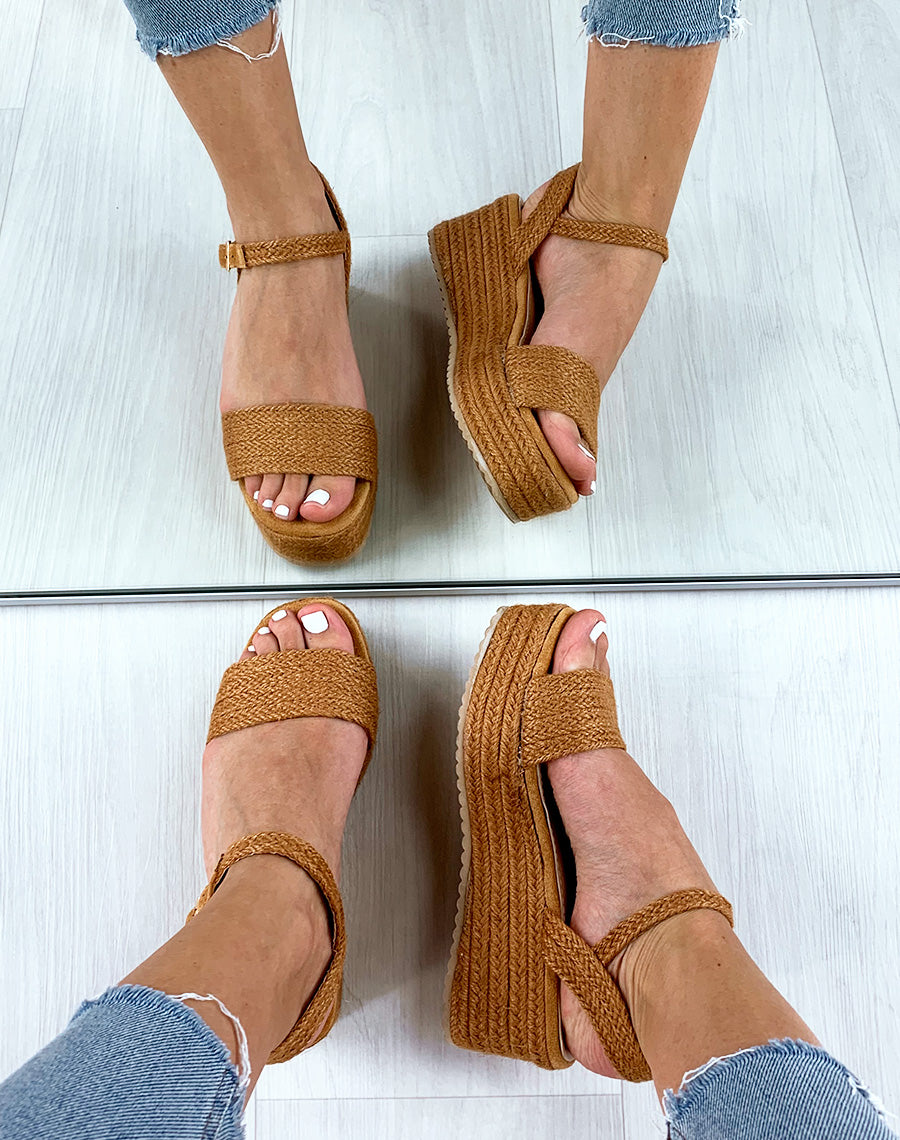 Sandales compensées camel à brides larges tressées