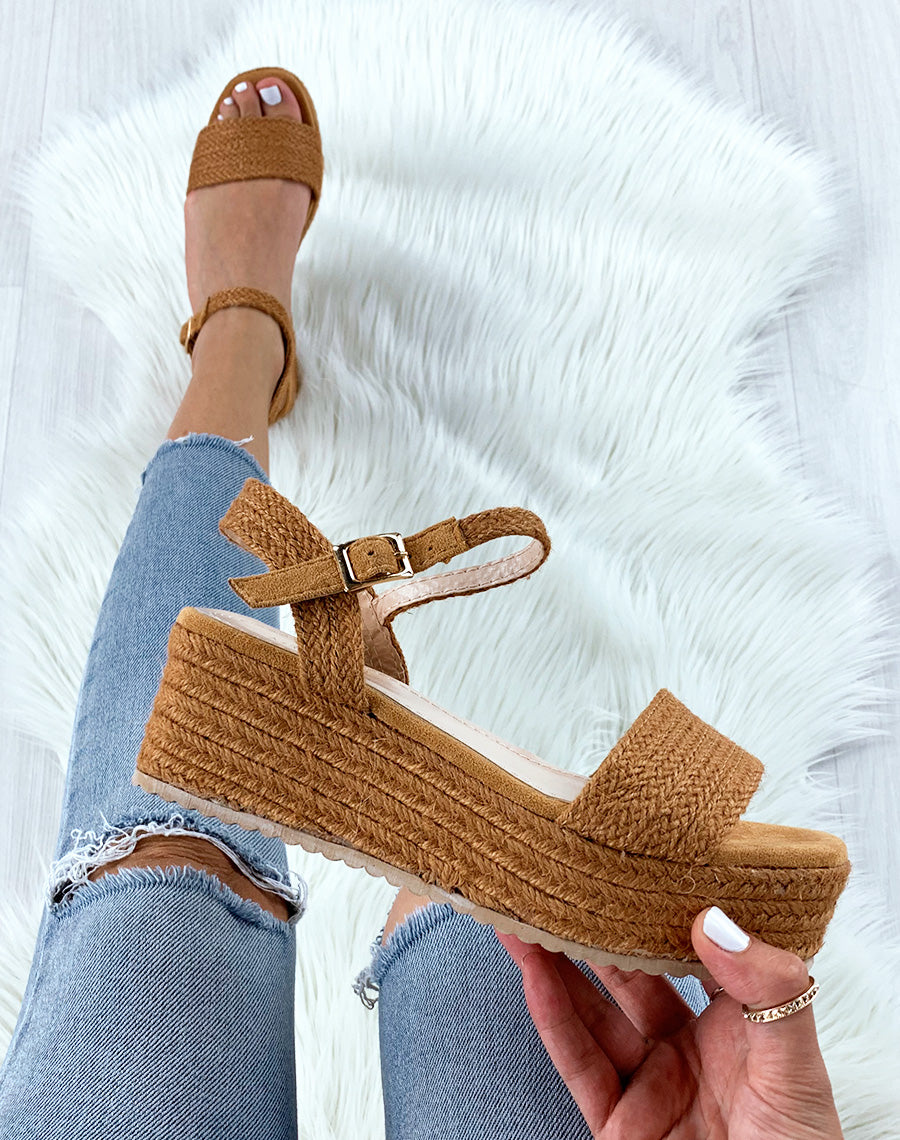 Sandales compensées camel à brides larges tressées
