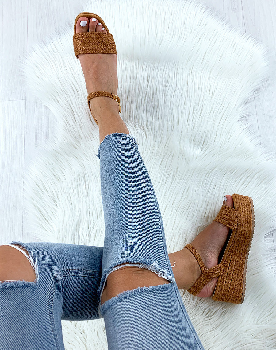 Sandales compensées camel à brides larges tressées