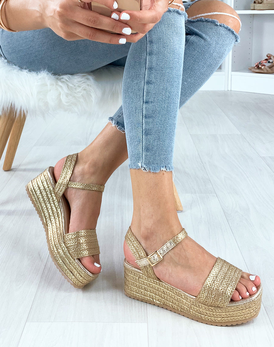 Sandales compensées dorées à brides larges tressées