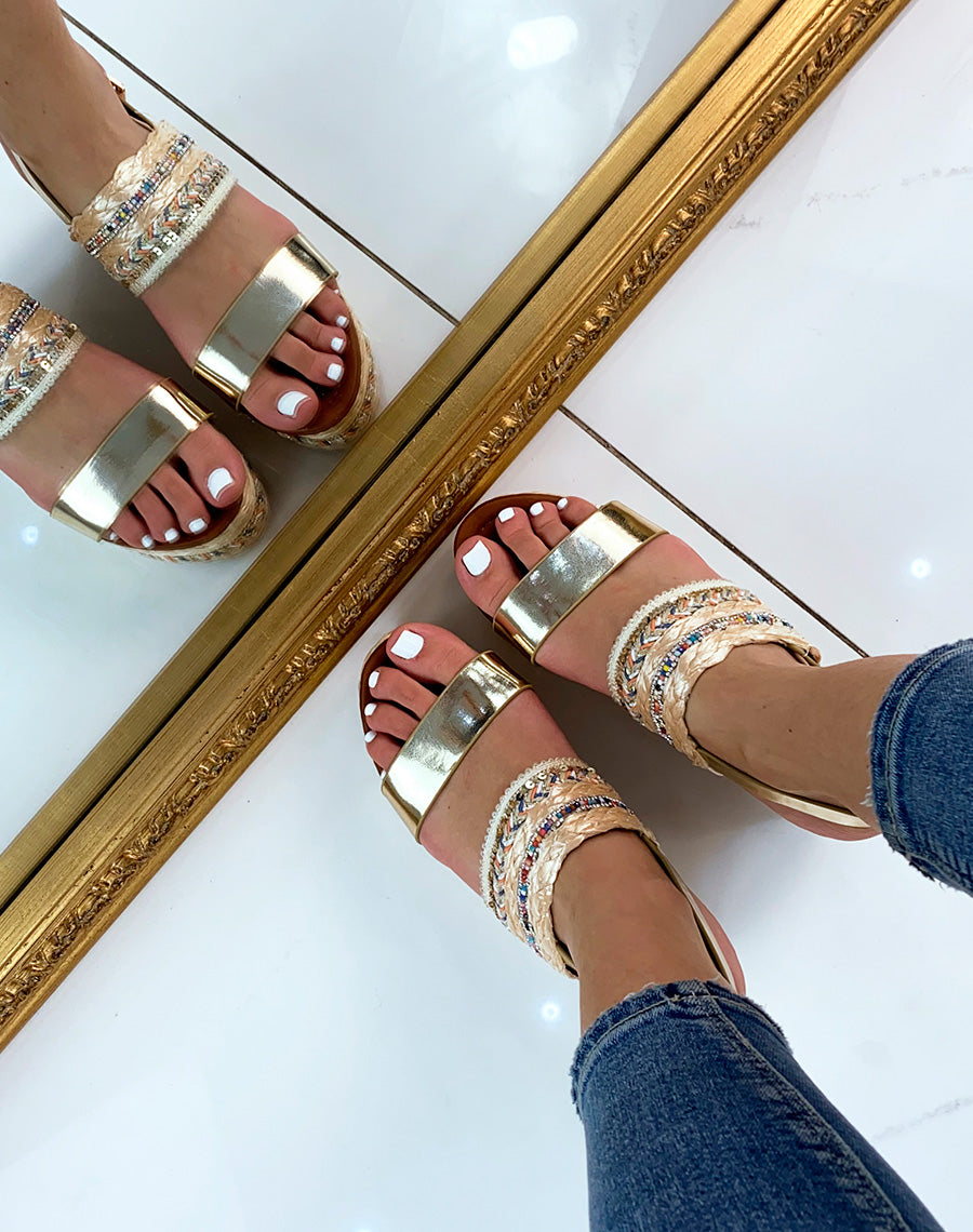 Sandales compensées dorées à détails colorés