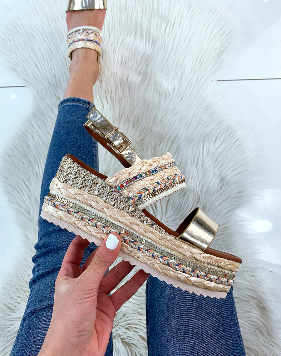 Sandales compensées dorées à détails colorés