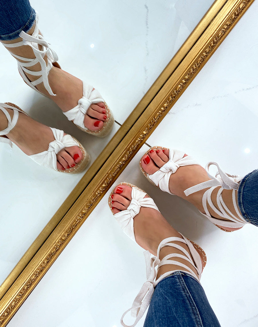 Sandales compensées en suédine beige à lacets