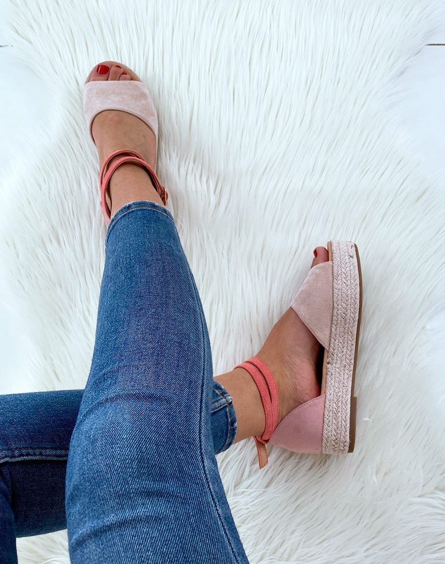 Sandales compensées en suédine beiges et roses pales 