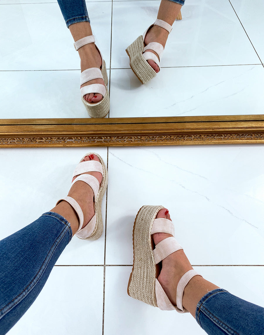 Sandales compensées en suédine beiges à multiples brides