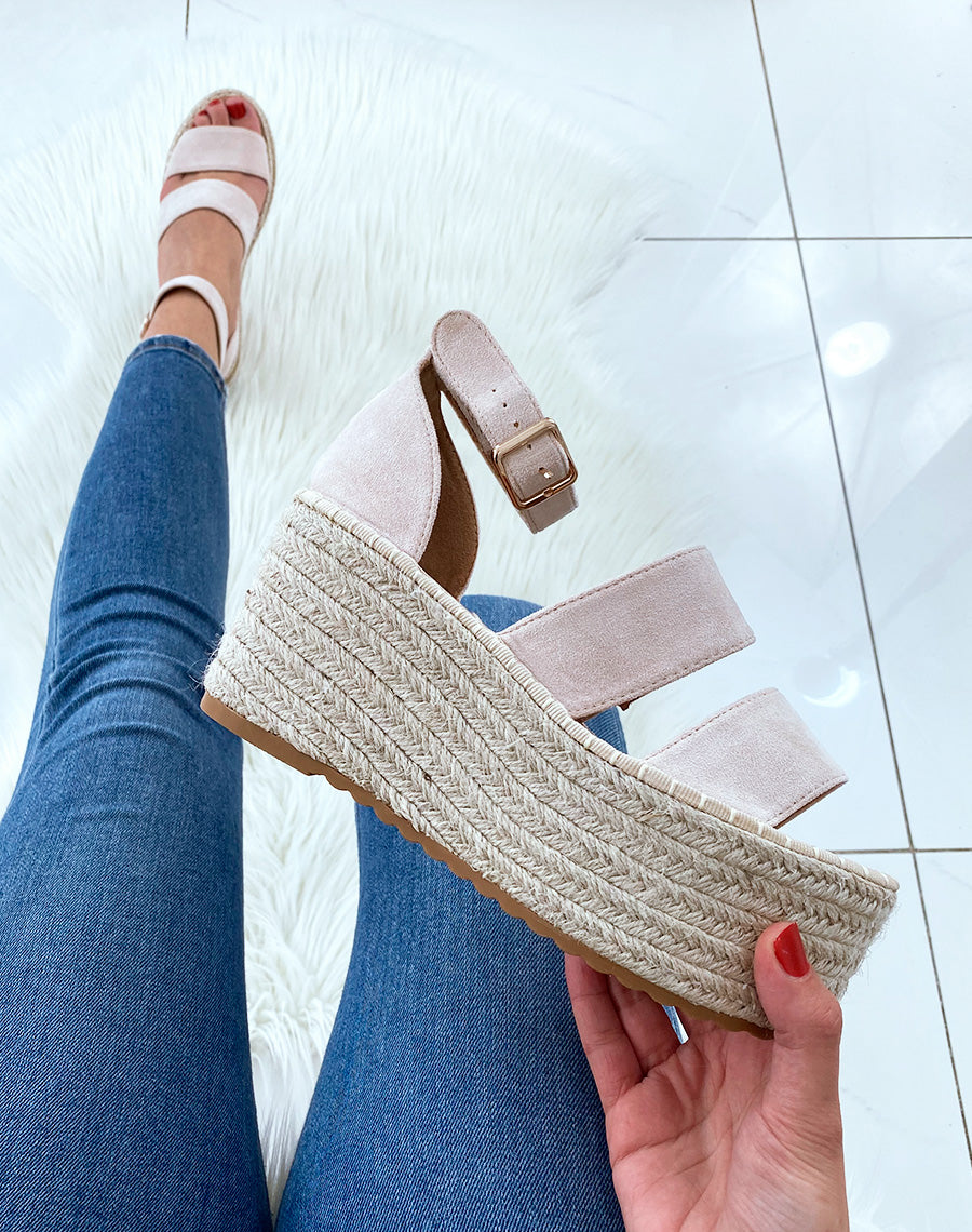 Sandales compensées en suédine beiges à multiples brides