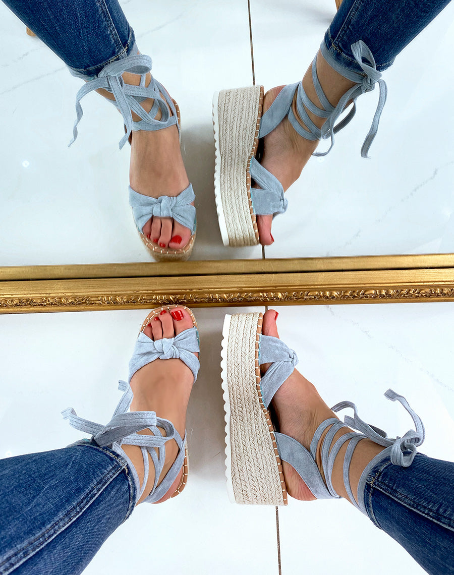 Sandales compensées en suédine bleu pastel à lacets