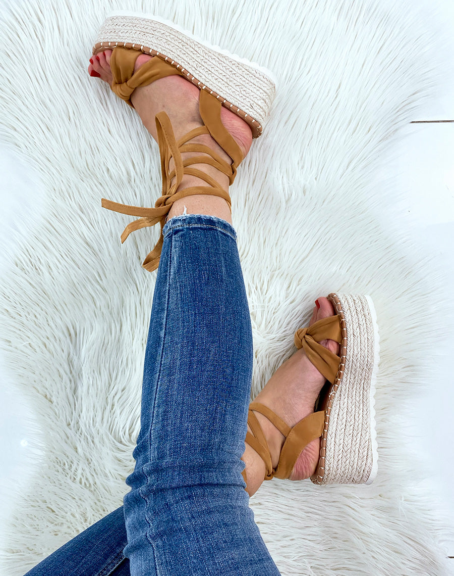 Sandales compensées en suédine camel à lacets