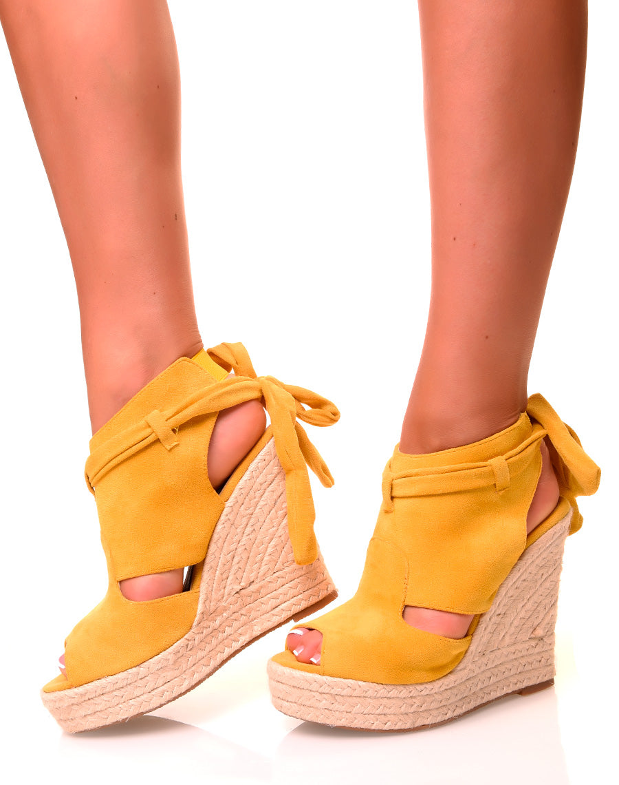 Sandales compensées en suédine jaunes