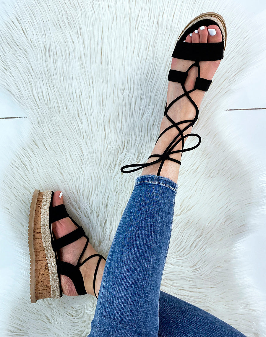 Sandales compensées en suédine noire