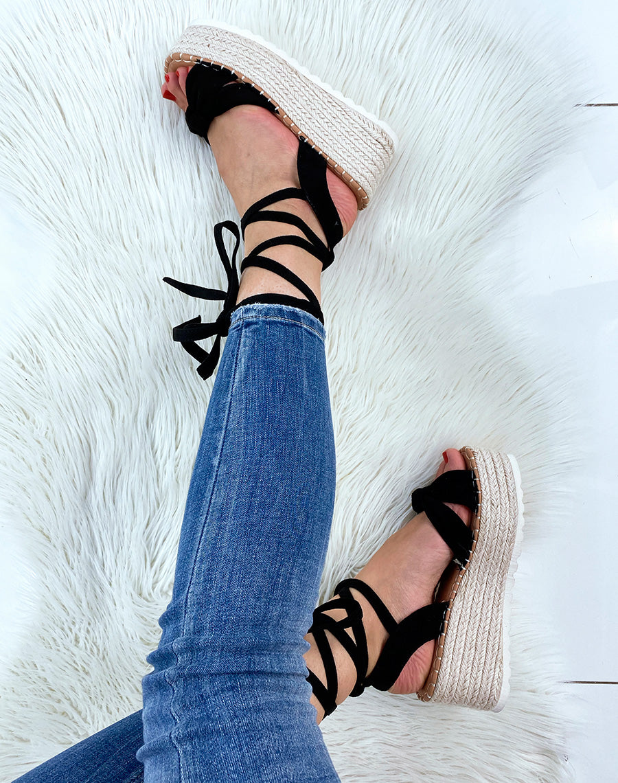 Sandales compensées en suédine noires à lacets