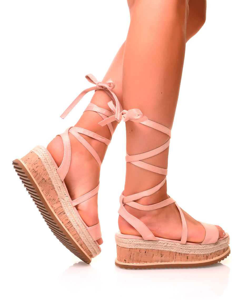Sandales compensées en suédine rose à lacets
