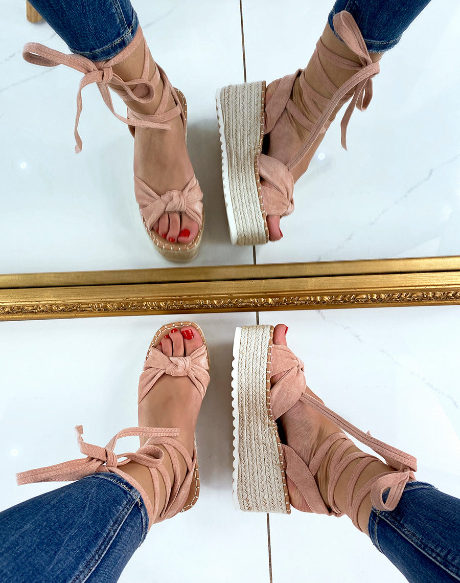 Sandales compensées en suédine rose poudré à lacets