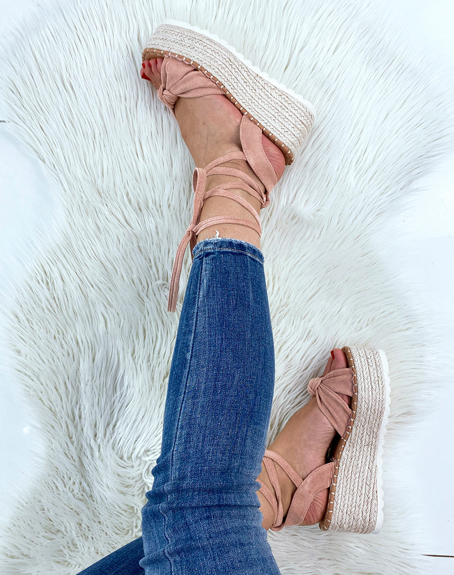 Sandales compensées en suédine rose poudré à lacets