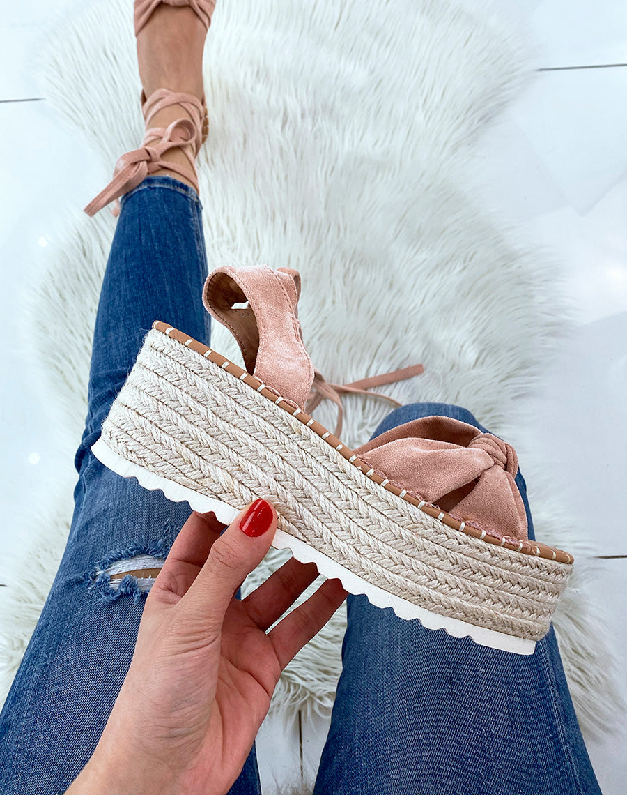 Sandales compensées en suédine rose poudré à lacets