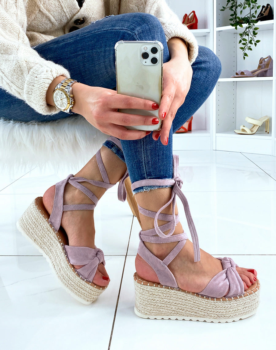 Sandales compensées en suédine violet pastel à lacets