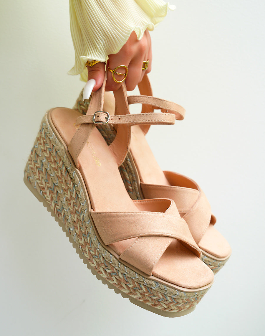 Sandales compensées femme en suédine beige à bride entrecroisée et lanière ajustable