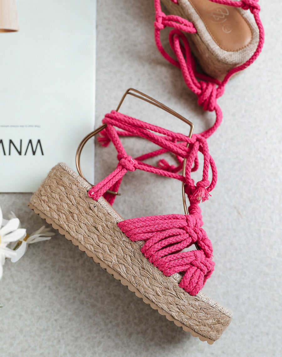 Sandales compensées fushia nouées avec de larges cordes