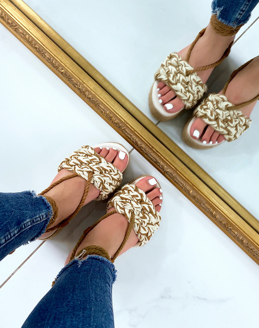 Sandales compensées marrons à bride épaisse tressée à lacet