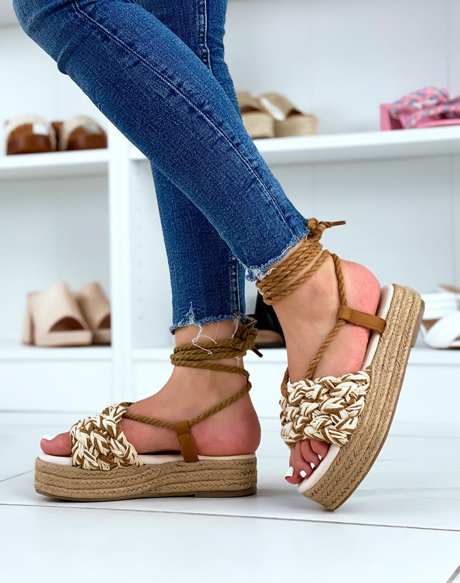 Sandales compensées marrons à bride épaisse tressée à lacet