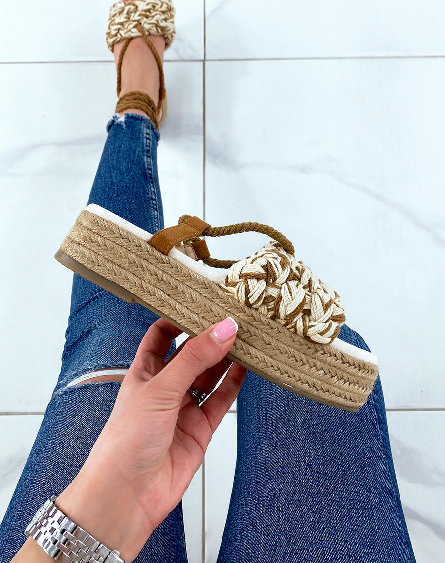 Sandales compensées marrons à bride épaisse tressée à lacet